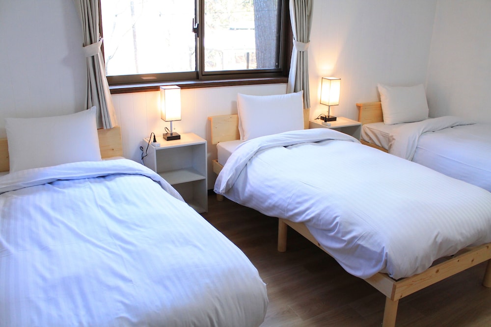 クラシック トリプルルーム シングルベッド 3 台 禁煙 コートヤードビュー 客室2 | 彩の宿　月屋