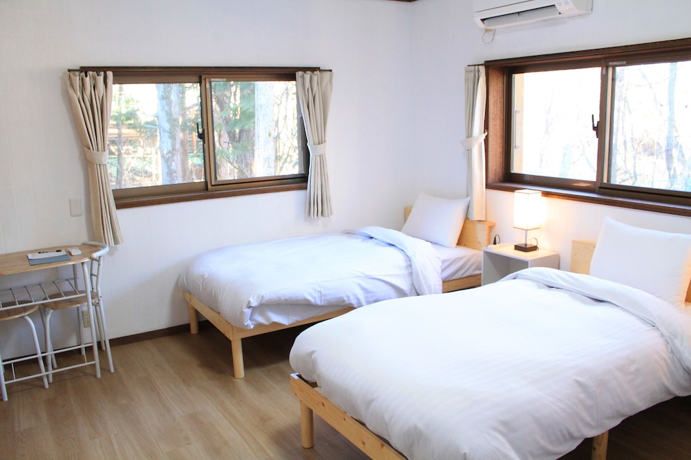 クラシック トリプルルーム シングルベッド 3 台 禁煙 コートヤードビュー 客室1 | 彩の宿　月屋