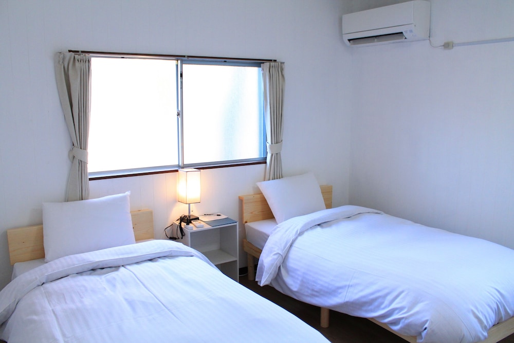 エコノミー ツインルーム シングルベッド 2 台 禁煙 コートヤードビュー 客室2 | 彩の宿 月屋