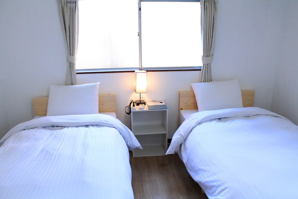 ベーシック ツインルーム シングルベッド 2 台 禁煙 コートヤードビュー | 彩の宿 月屋