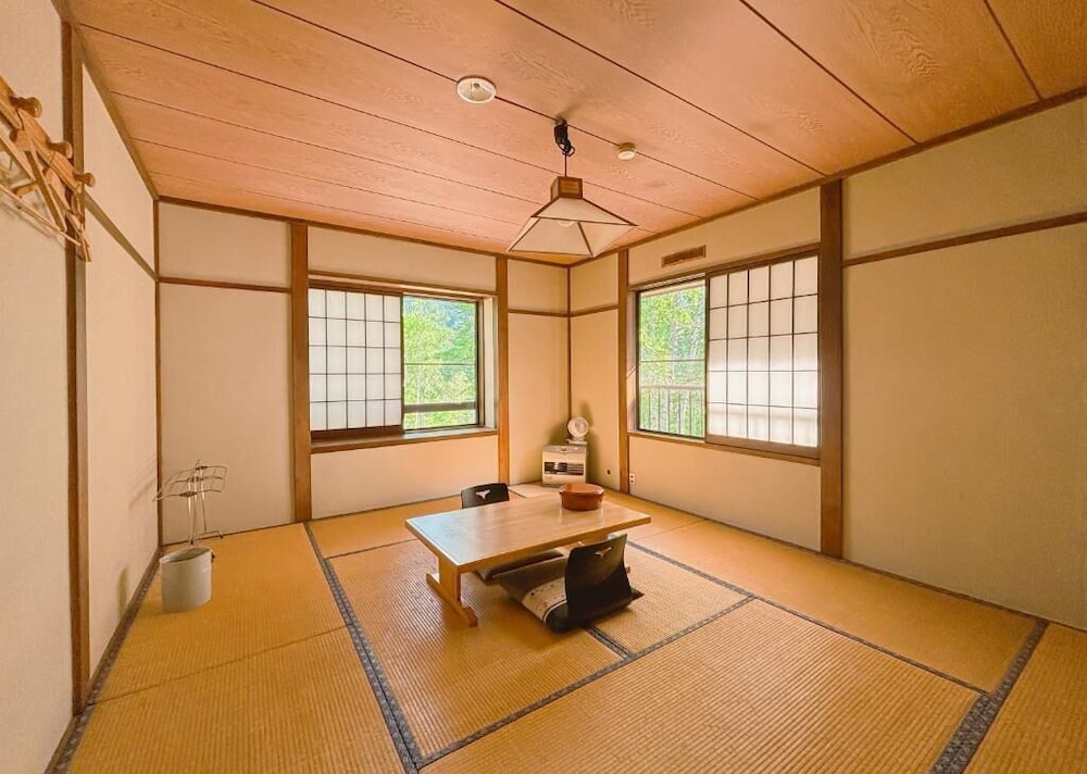 4 人部屋 マウンテンビュー 客室2 | 温泉宿山荘わたり