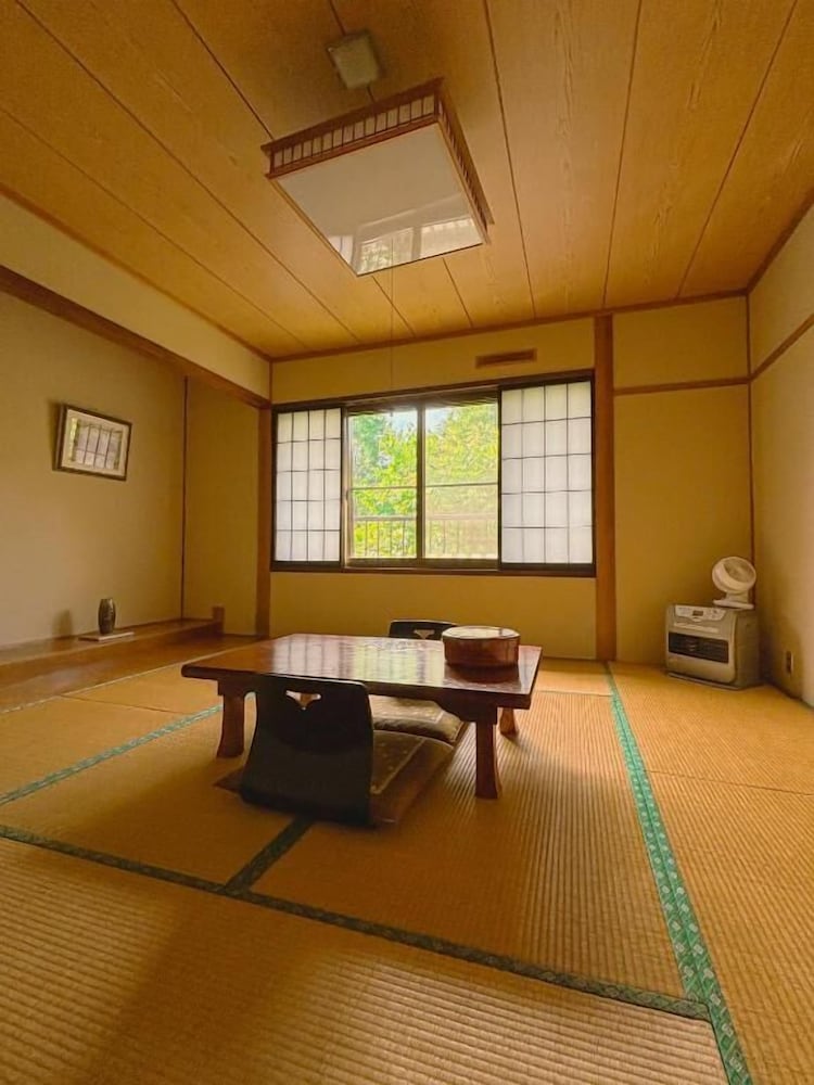 トリプルルーム マウンテンビュー 客室3 | 温泉宿山荘わたり