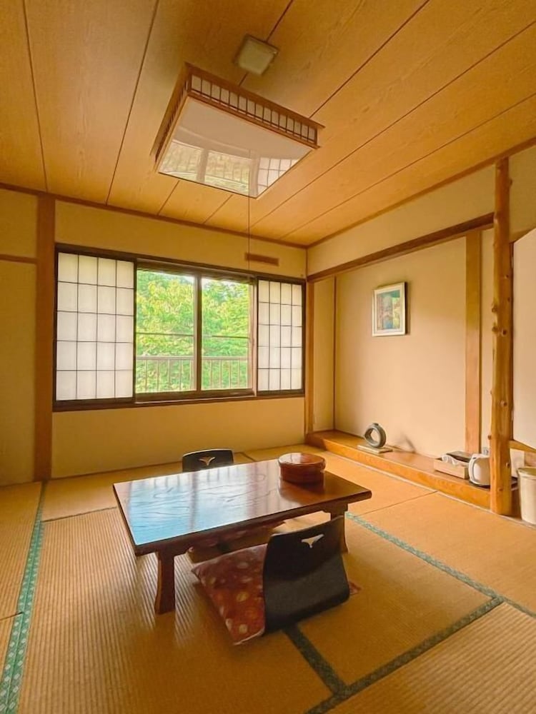 トリプルルーム マウンテンビュー 客室1 | 温泉宿山荘わたり