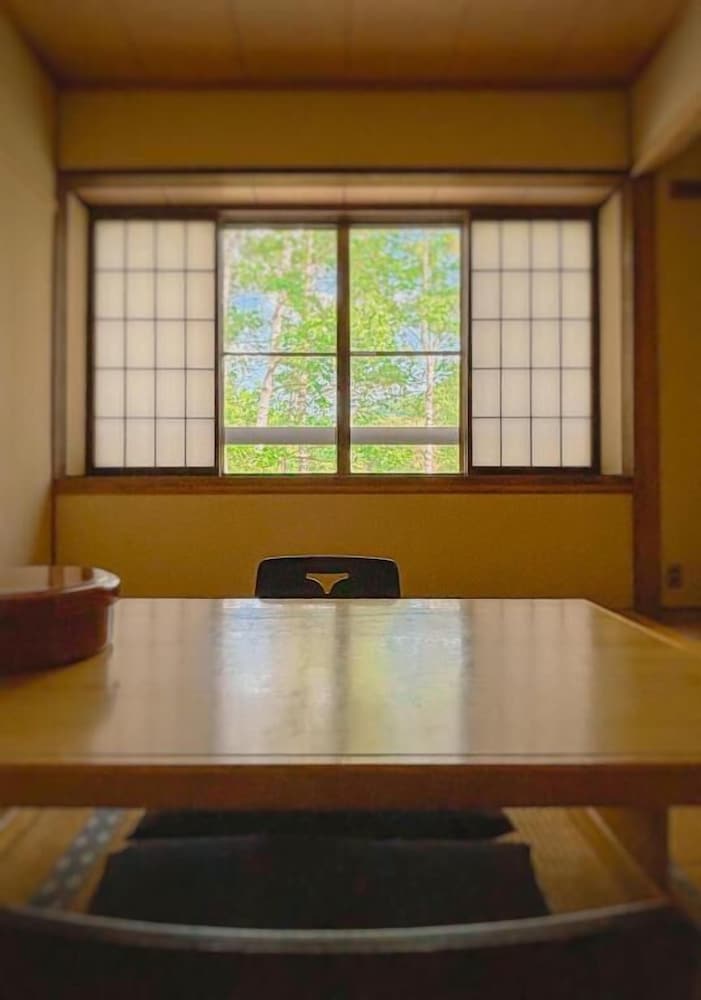 ダブルルーム マウンテンビュー 客室1 | 温泉宿山荘わたり