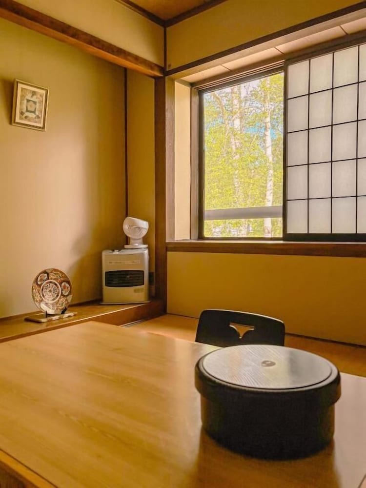 ダブルルーム マウンテンビュー 客室2 | 温泉宿山荘わたり