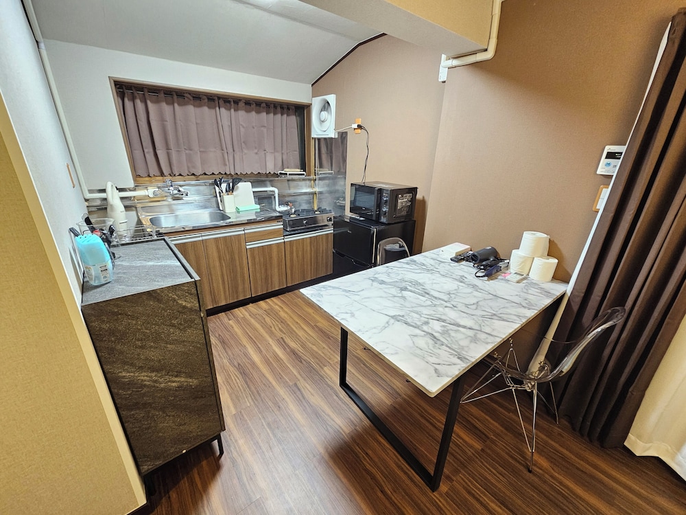 ベーシック ダブルルーム リビング エリア2 | 花宿新宿