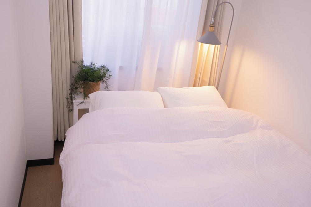 ベーシック トリプルルーム バルコニー シティビュー 客室3 | 花宿新宿