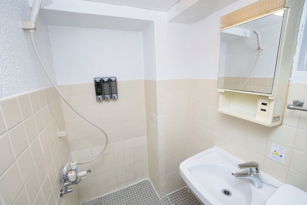 ベーシック トリプルルーム バルコニー シティビュー バスルーム2 | 花宿新宿