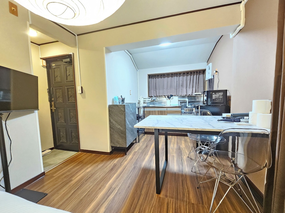 ベーシック ダブルルーム リビング エリア1 | 花宿新宿