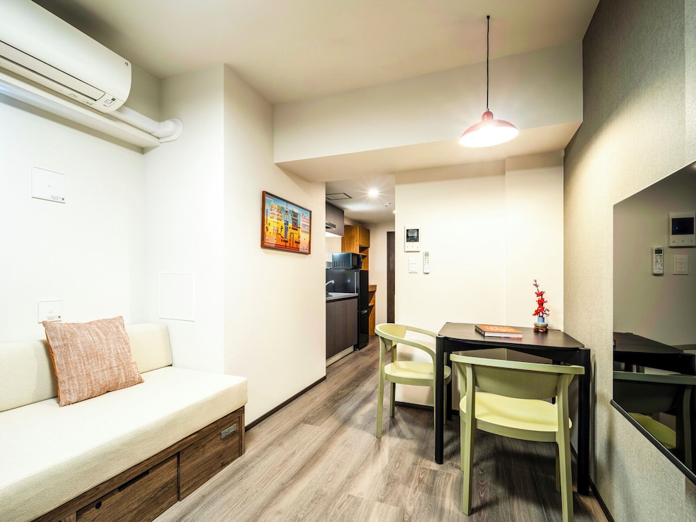 Premier One-Bedroom Apartment リビング エリア1 | Section L Akihabara