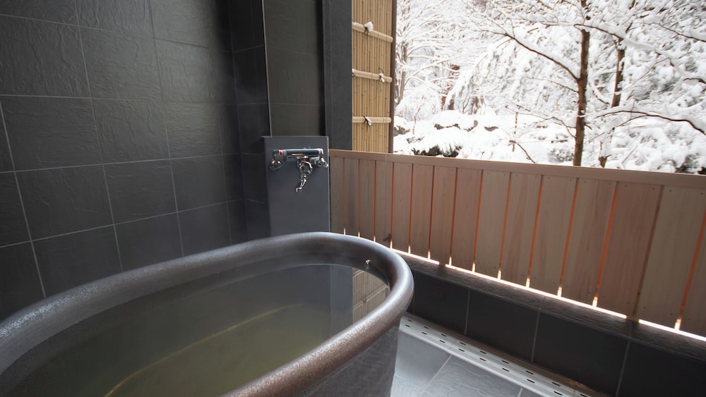 [禁煙] ジュニアスイート露天風呂付和ベッドツイン シャワーのみ(楓館) バスルーム1 | 大江戸温泉物語 Premium 岩手花巻