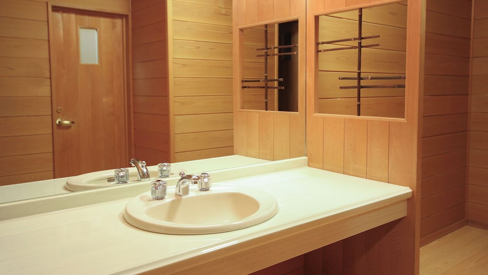 [禁煙] スーペリア和洋室ツイン シャワーのみ(別棟) 客室2 | 大江戸温泉物語 Premium 岩手花巻