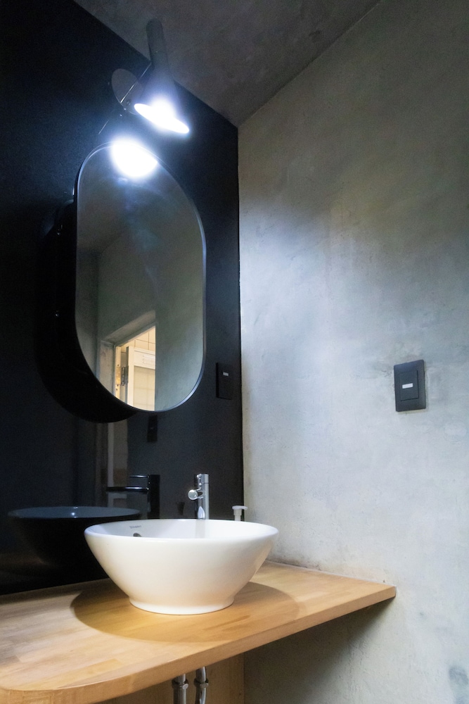 コンフォート トリプルルーム ベッド (複数台) シティビュー バスルーム2 | HABi-Wakaura