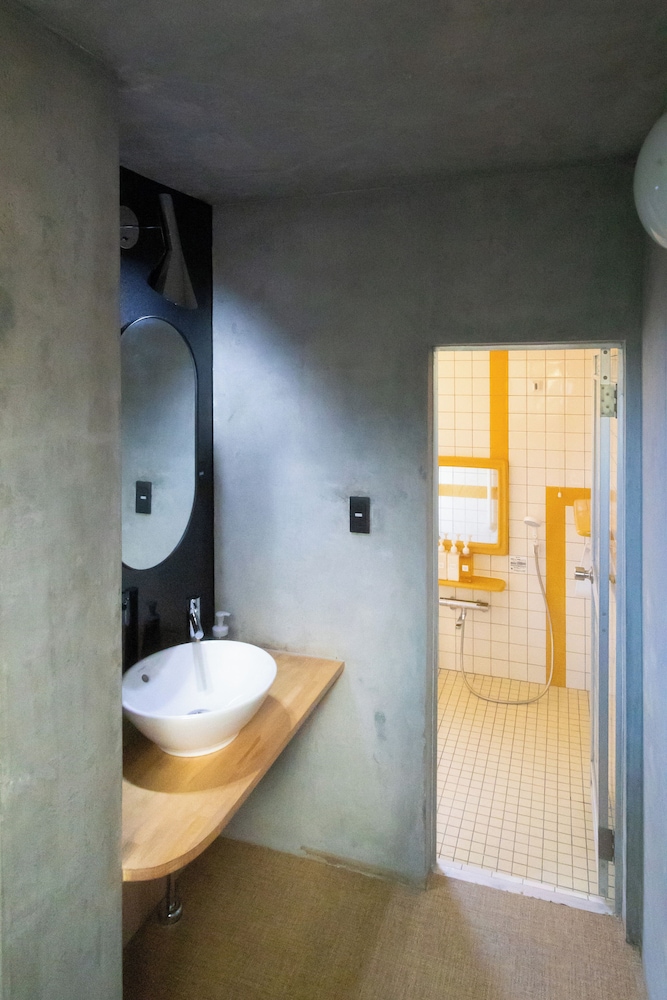 コンフォート トリプルルーム ベッド (複数台) シティビュー バスルーム1 | HABi-Wakaura