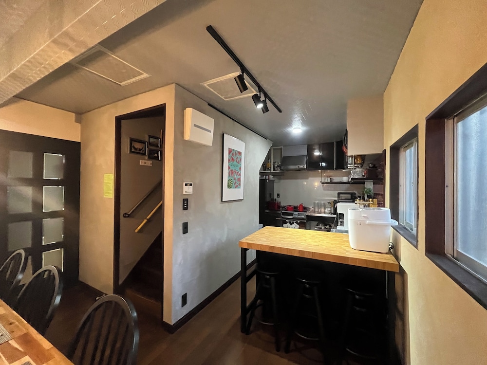 コンフォート トリプルルーム ベッド (複数台) シティビュー 共用キッチン設備3 | HABi-Wakaura