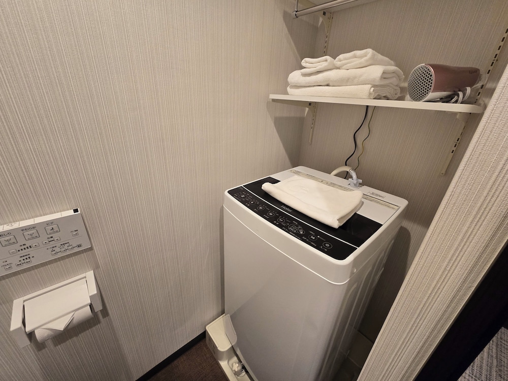 デラックス トリプルルーム ベッド (複数台) 専用バスルーム シティビュー 客室11 | ITOSHI Kyoto Inn 二条城