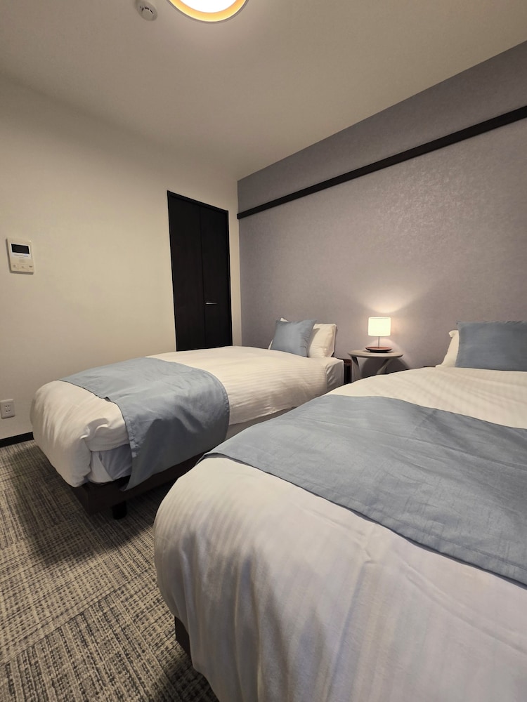 ベーシック ツインルーム シングルベッド 2 台 客室13 | ITOSHI Kyoto Inn 二条城