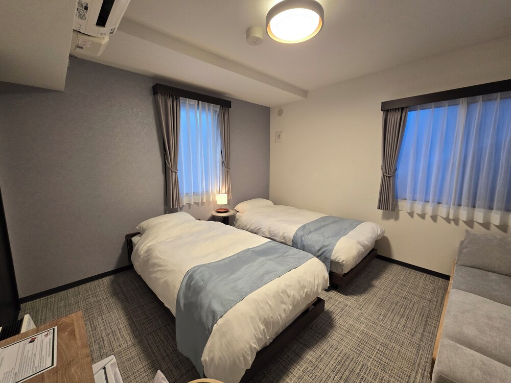 デラックス トリプルルーム ベッド (複数台) 専用バスルーム シティビュー 客室10 | ITOSHI Kyoto Inn 二条城