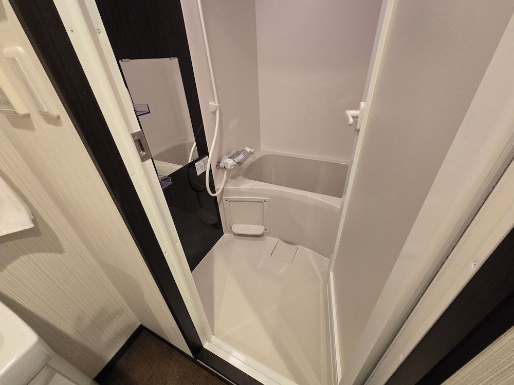 デラックス トリプルルーム ベッド (複数台) 専用バスルーム シティビュー 客室3 | ITOSHI Kyoto Inn 二条城