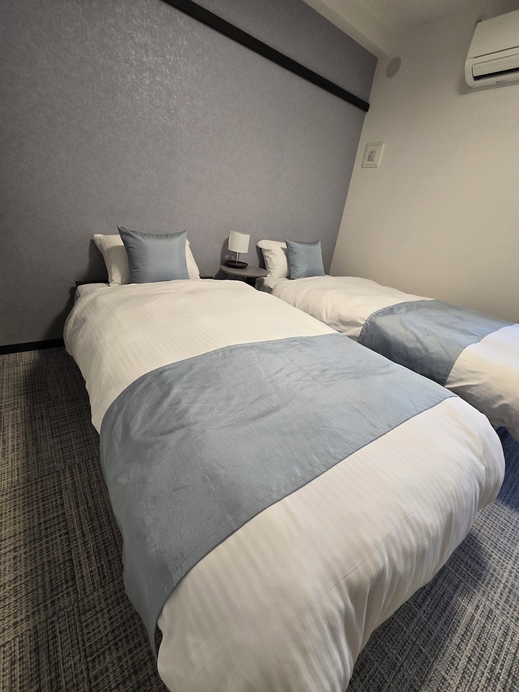 ベーシック ツインルーム シングルベッド 2 台 客室1 | ITOSHI Kyoto Inn 二条城