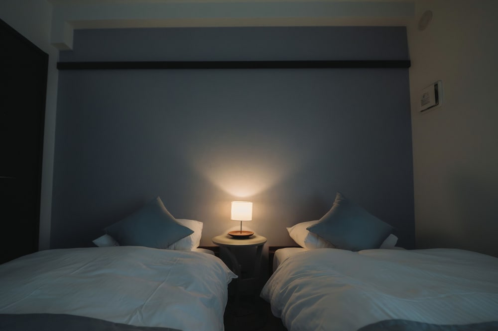 ベーシック ツインルーム シングルベッド 2 台 客室49 | ITOSHI Kyoto Inn 二条城