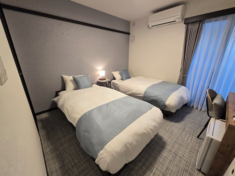 ベーシック ツインルーム シングルベッド 2 台 客室27 | ITOSHI Kyoto Inn 二条城