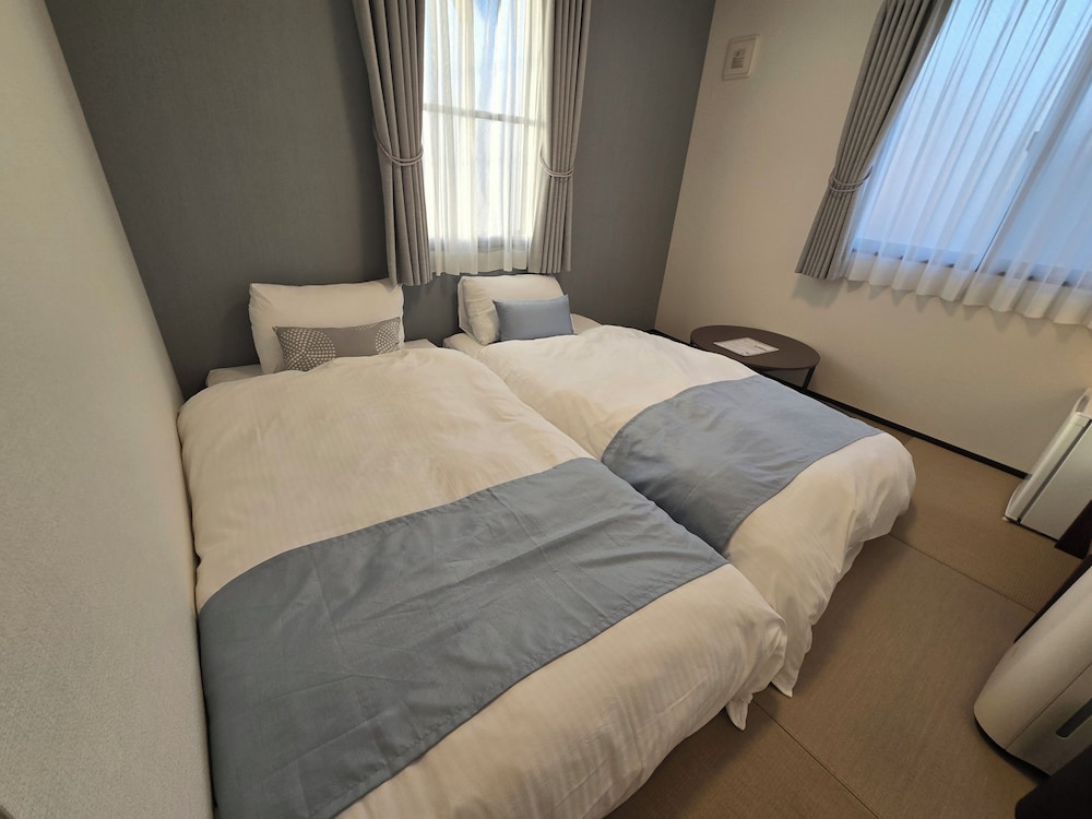 ベーシック ツインルーム シングルベッド 2 台 客室12 | ITOSHI Kyoto Inn 二条城