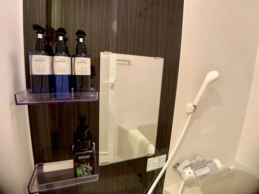 ベーシック ツインルーム シングルベッド 2 台 バスルーム1 | ITOSHI Kyoto Inn 二条城