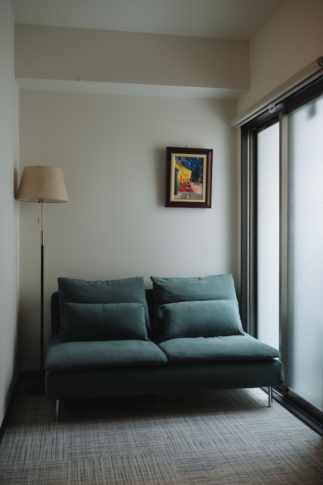 ベーシック ツインルーム シングルベッド 2 台 客室内のダイニングエリア3 | ITOSHI Kyoto Inn 二条城