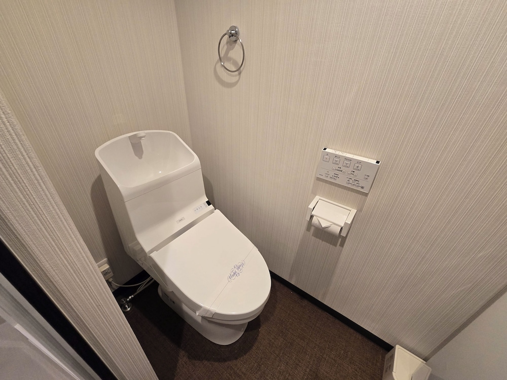 デラックス トリプルルーム ベッド (複数台) 専用バスルーム シティビュー 客室6 | ITOSHI Kyoto Inn 二条城