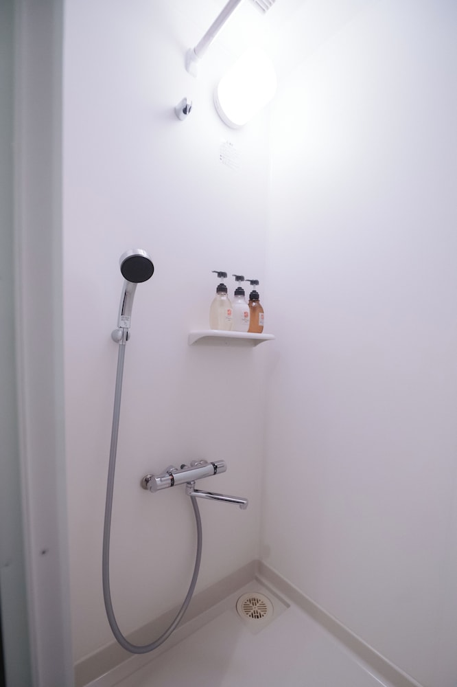ベーシック ツインルーム シングルベッド 2 台 バスルーム1 | ITOSHI Kyoto Inn 二条城