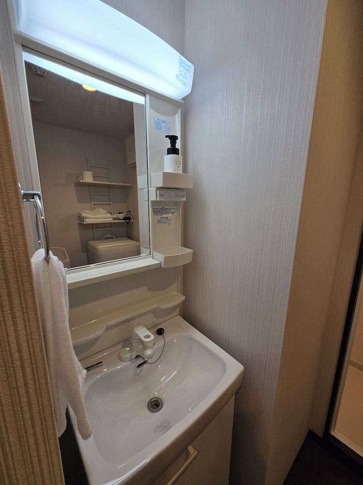 ベーシック ツインルーム シングルベッド 2 台 客室24 | ITOSHI Kyoto Inn 二条城