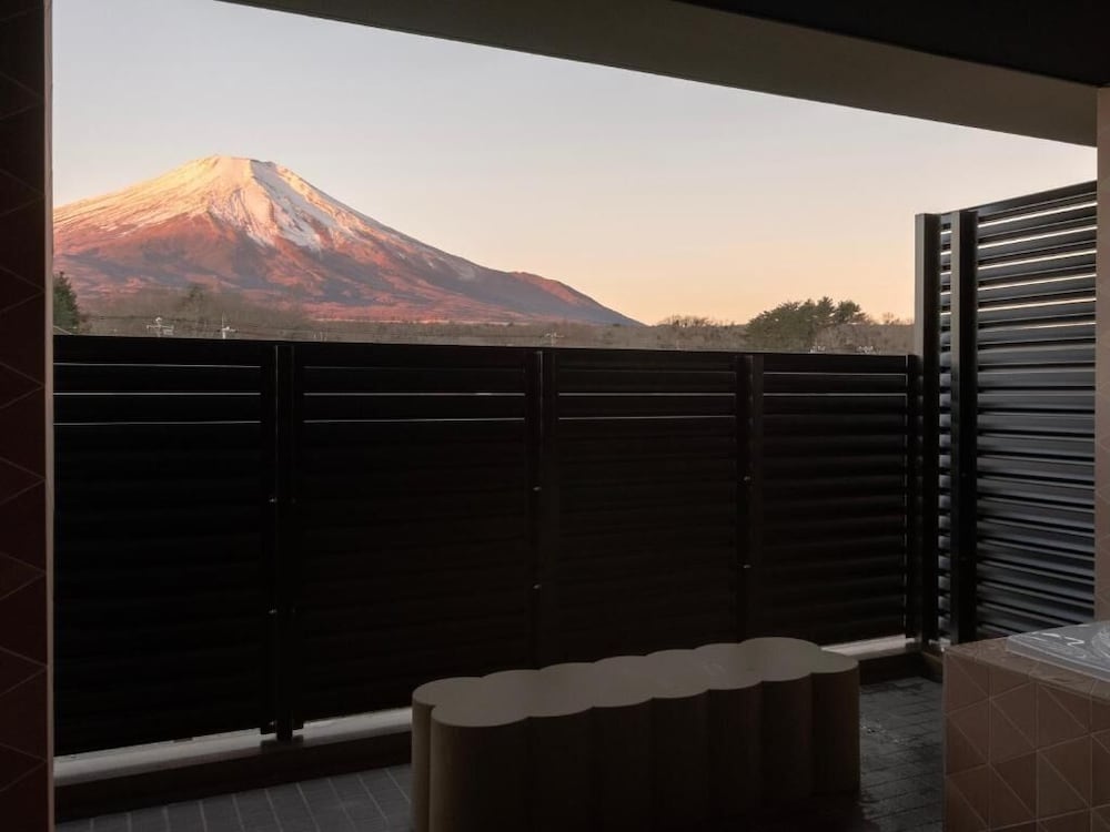 プレミアム スイート バルコニー マウンテンビュー 施設の敷地1 | 富士山の見える全室個室サウナ付旅館 しずく