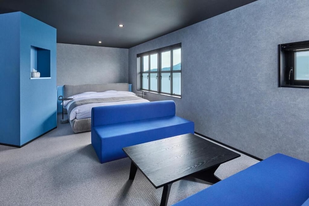 ラグジュアリー スイート バルコニー レイクビュー 客室2 | 富士山の見える全室個室サウナ付旅館　しずく