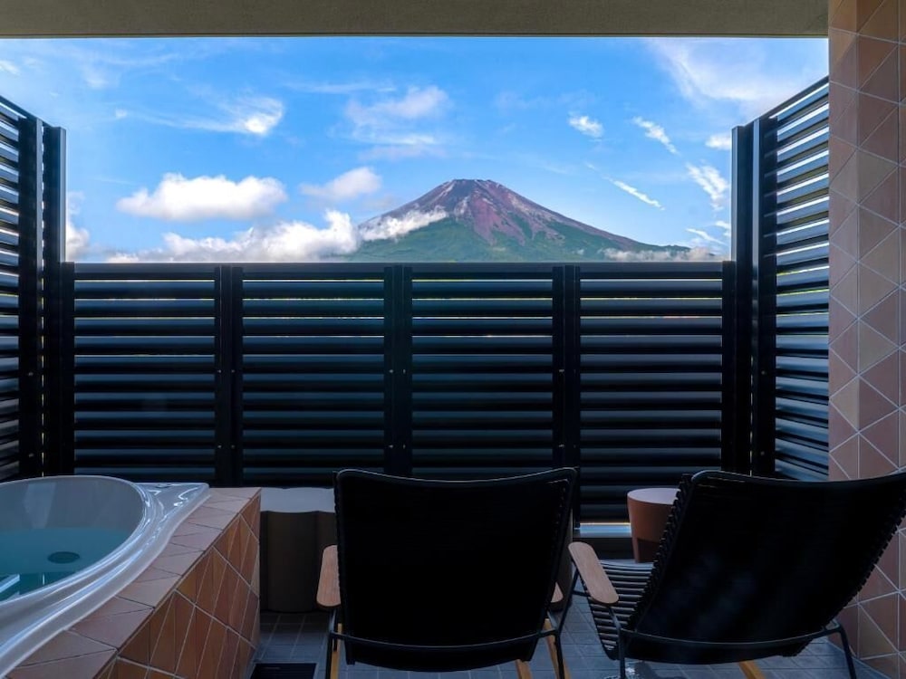 ラグジュアリー スイート バルコニー マウンテンビュー 屋外スパ浴槽0 | 富士山の見える全室個室サウナ付旅館 しずく