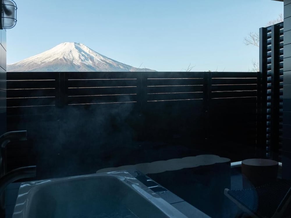 デラックス ツインルーム バルコニー マウンテンビュー 屋外スパ浴槽0 | 富士山の見える全室個室サウナ付旅館 しずく