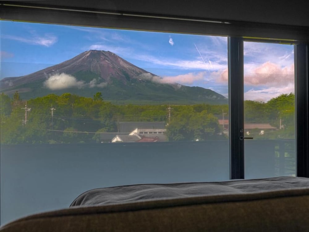 ラグジュアリー スイート バルコニー マウンテンビュー 内装0 | 富士山の見える全室個室サウナ付旅館 しずく