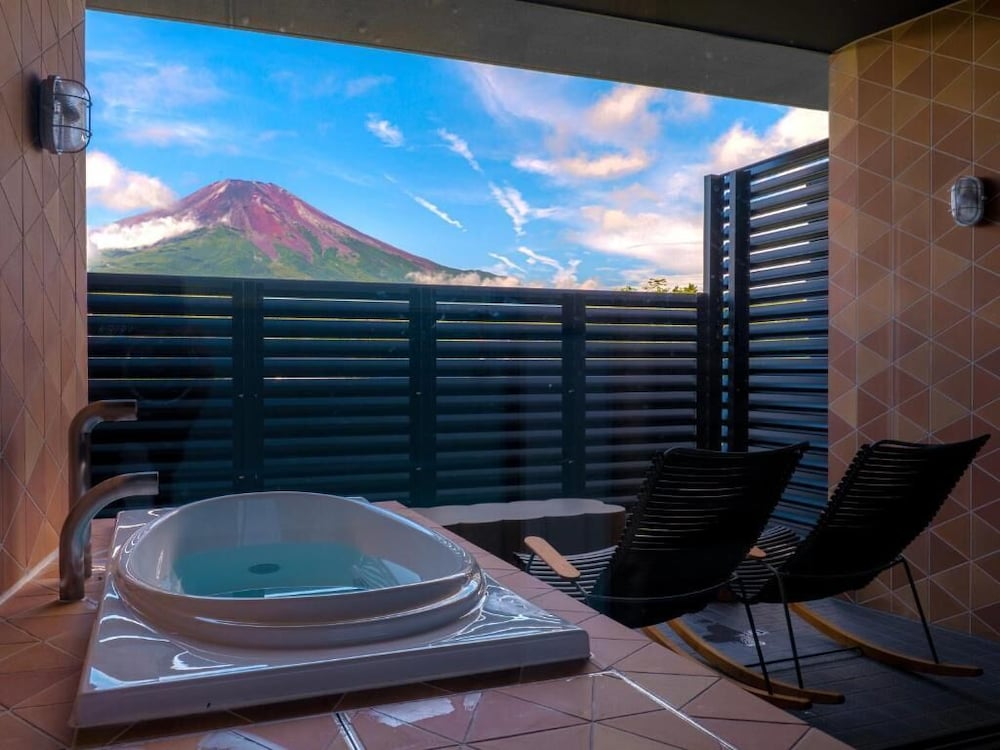 ラグジュアリー スイート バルコニー マウンテンビュー 屋外スパ浴槽1 | 富士山の見える全室個室サウナ付旅館 しずく