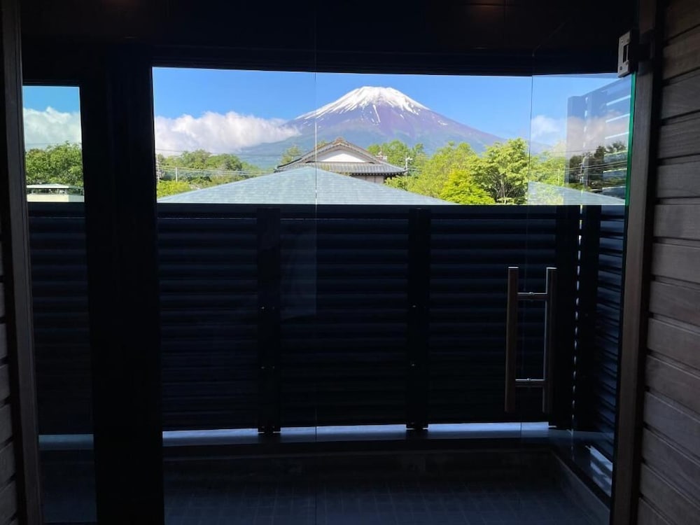 スタンダード ツインルーム マウンテンビュー 内装0 | 富士山の見える全室個室サウナ付旅館　しずく