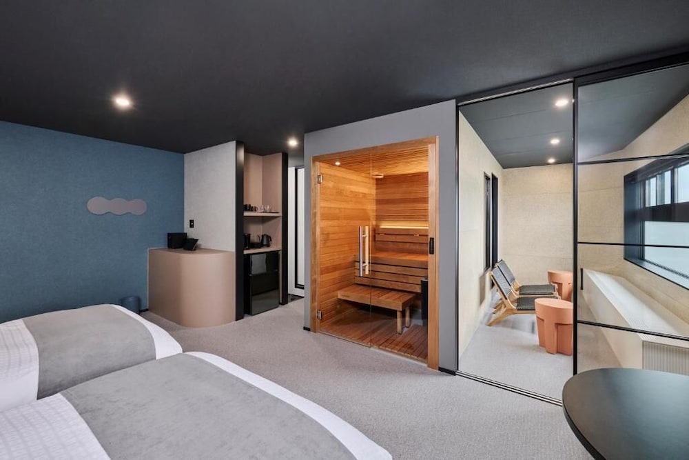 ベーシック ツインルーム パーシャルレイクビュー | 富士山の見える全室個室サウナ付旅館　しずく