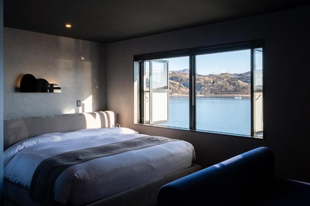 ラグジュアリー スイート バルコニー レイクビュー 客室1 | 富士山の見える全室個室サウナ付旅館　しずく