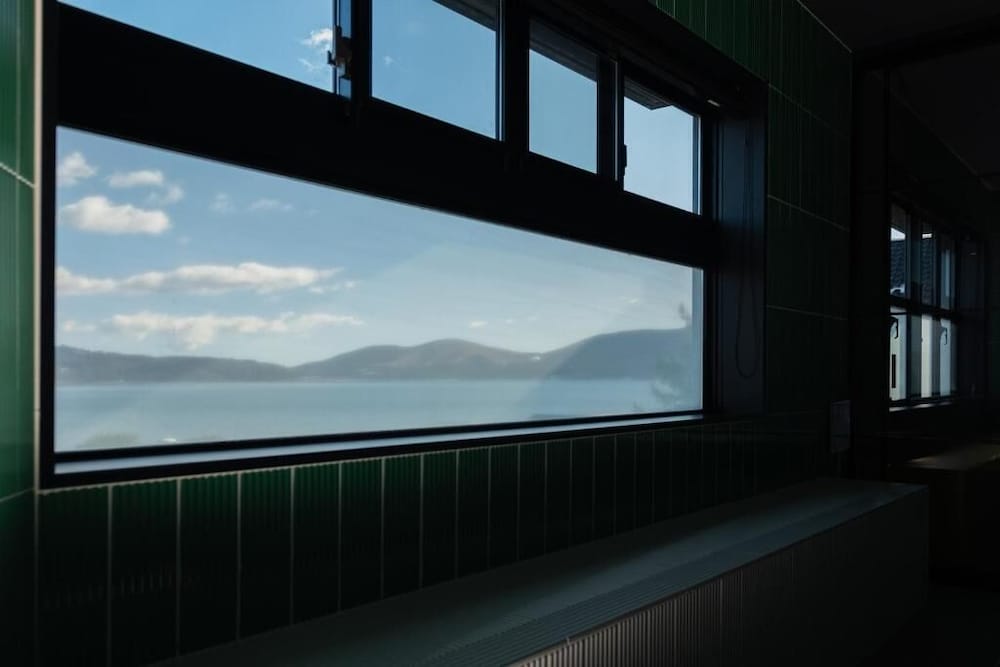 スタンダード ツインルーム レイクビュー 内装1 | 富士山の見える全室個室サウナ付旅館　しずく