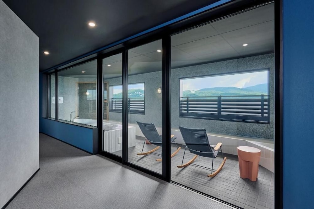 ラグジュアリー スイート バルコニー レイクビュー 内装1 | 富士山の見える全室個室サウナ付旅館　しずく