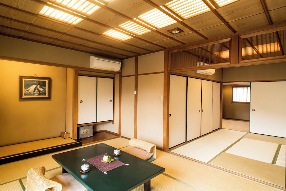 コンフォート 4 人部屋 専用バスルーム マウンテンビュー レストラン0 | Hotel Senkei