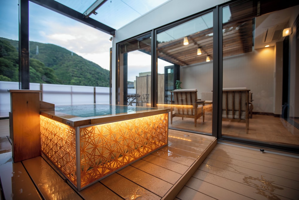 ラグジュアリー スイート 専用バスルーム マウンテンビュー テラス / パティオ0 | Hotel Senkei