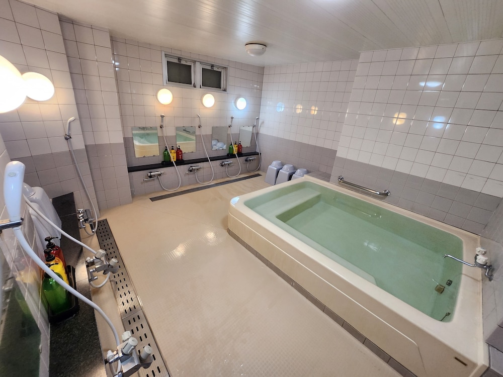 和室8畳バストイレ無 禁煙 バスルーム1 | ホテル青木