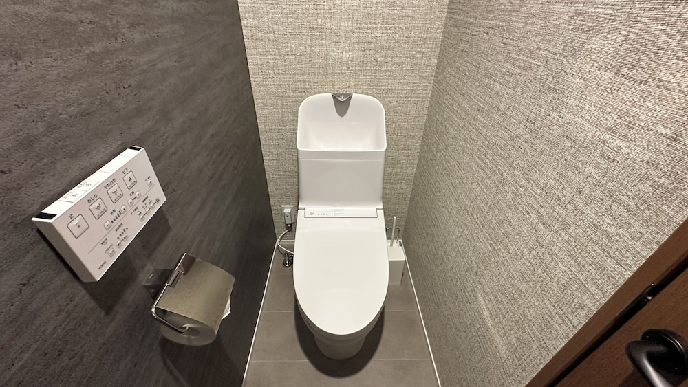 YF-2(最大5名): ファミリー向け/軽食＆ビール(人数分)無料/駐車場有/禁煙 バスルーム2 | Solana Smart INN富士山中湖