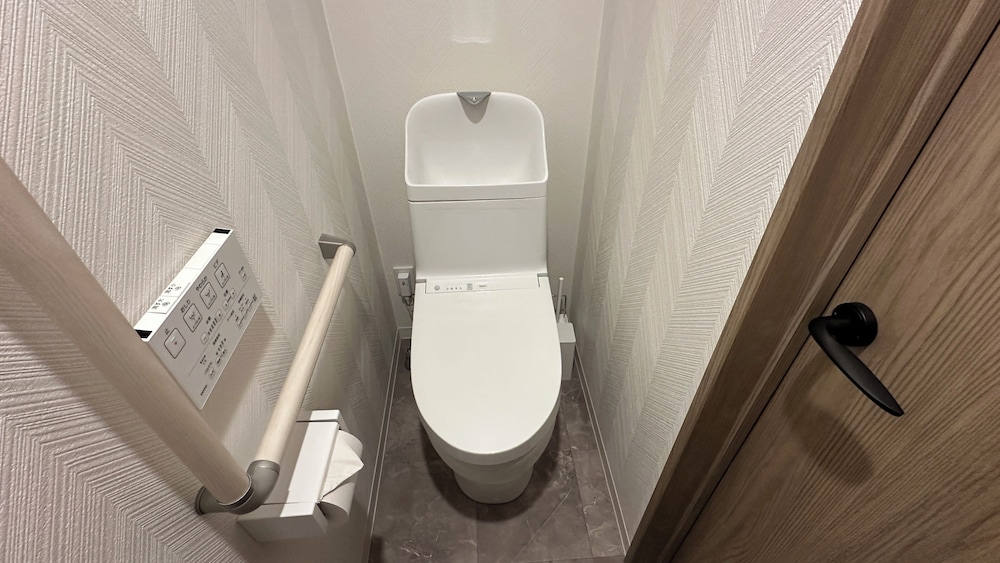 YF-4(最大5名): ファミリー向け/軽食＆ビール(人数分)無料/駐車場有/禁煙 バスルーム2 | Solana Smart INN富士山中湖