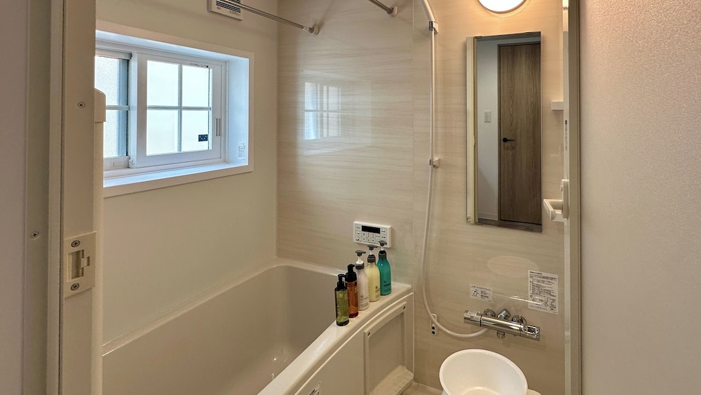 YF-4(最大5名): ファミリー向け/軽食＆ビール(人数分)無料/駐車場有/禁煙 バスルーム1 | Solana Smart INN富士山中湖