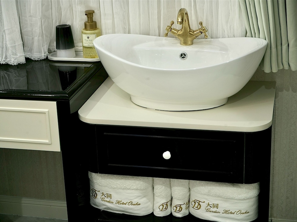 デラックス ダブルルーム ダブルベッド 1 台 禁煙 専用バスルーム 客室5 | 大同 Garden Hotel Osaka Annex